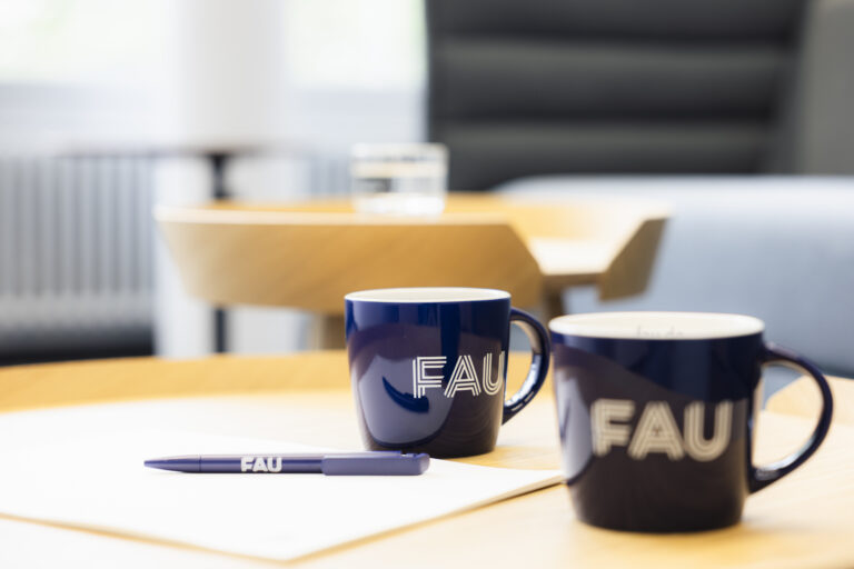 Register now for our curricular courses!